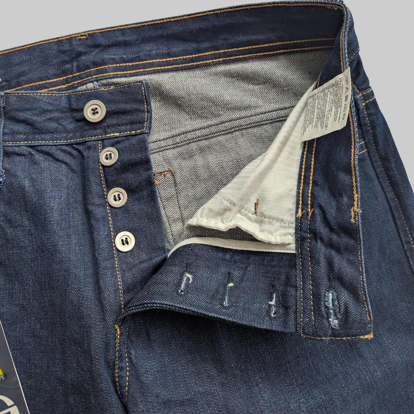 Herrenjeans von Sergio Tacchini Vorderseite Detailansicht Verschluss Knopfleiste