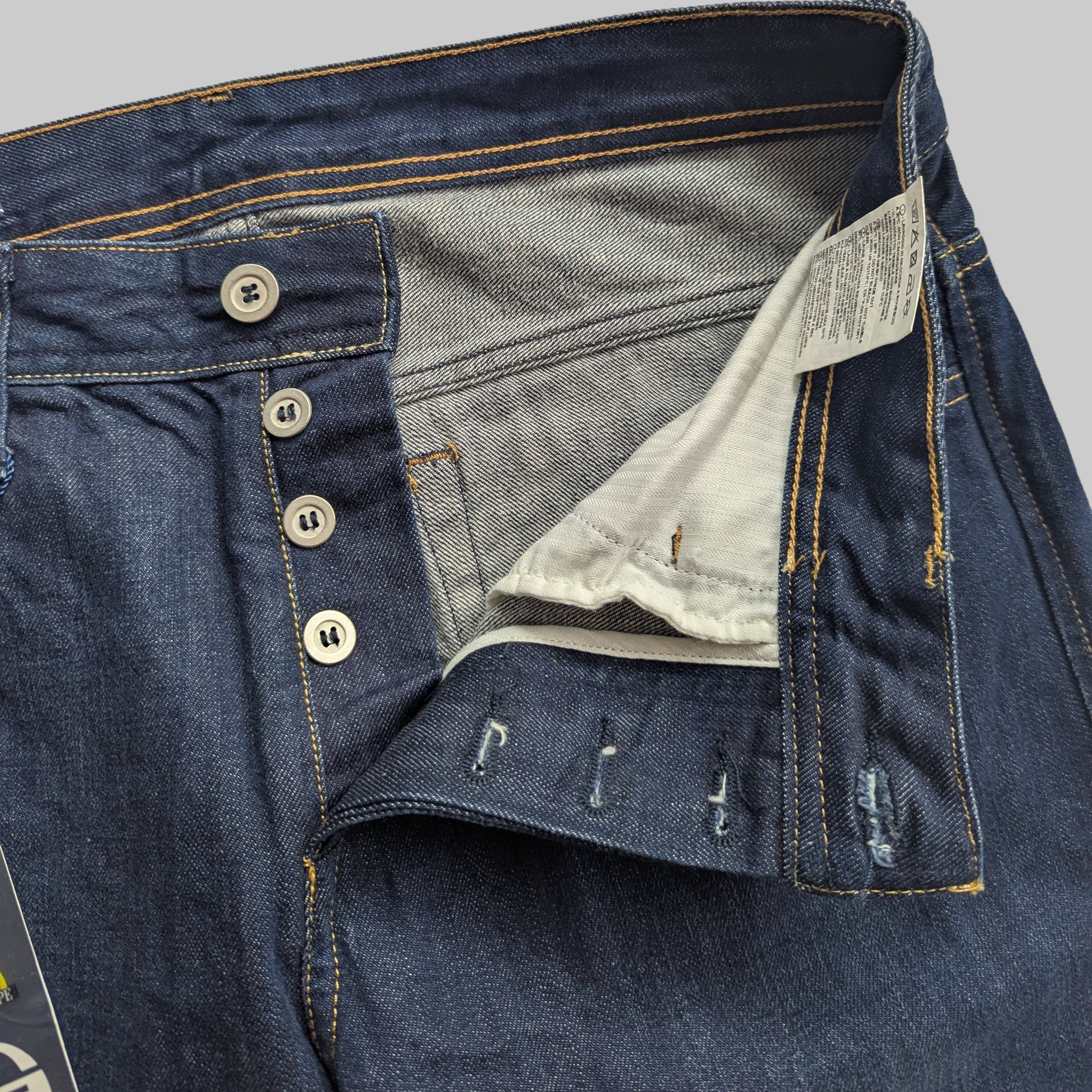 Herrenjeans von Sergio Tacchini Vorderseite Detailansicht Verschluss Knopfleiste