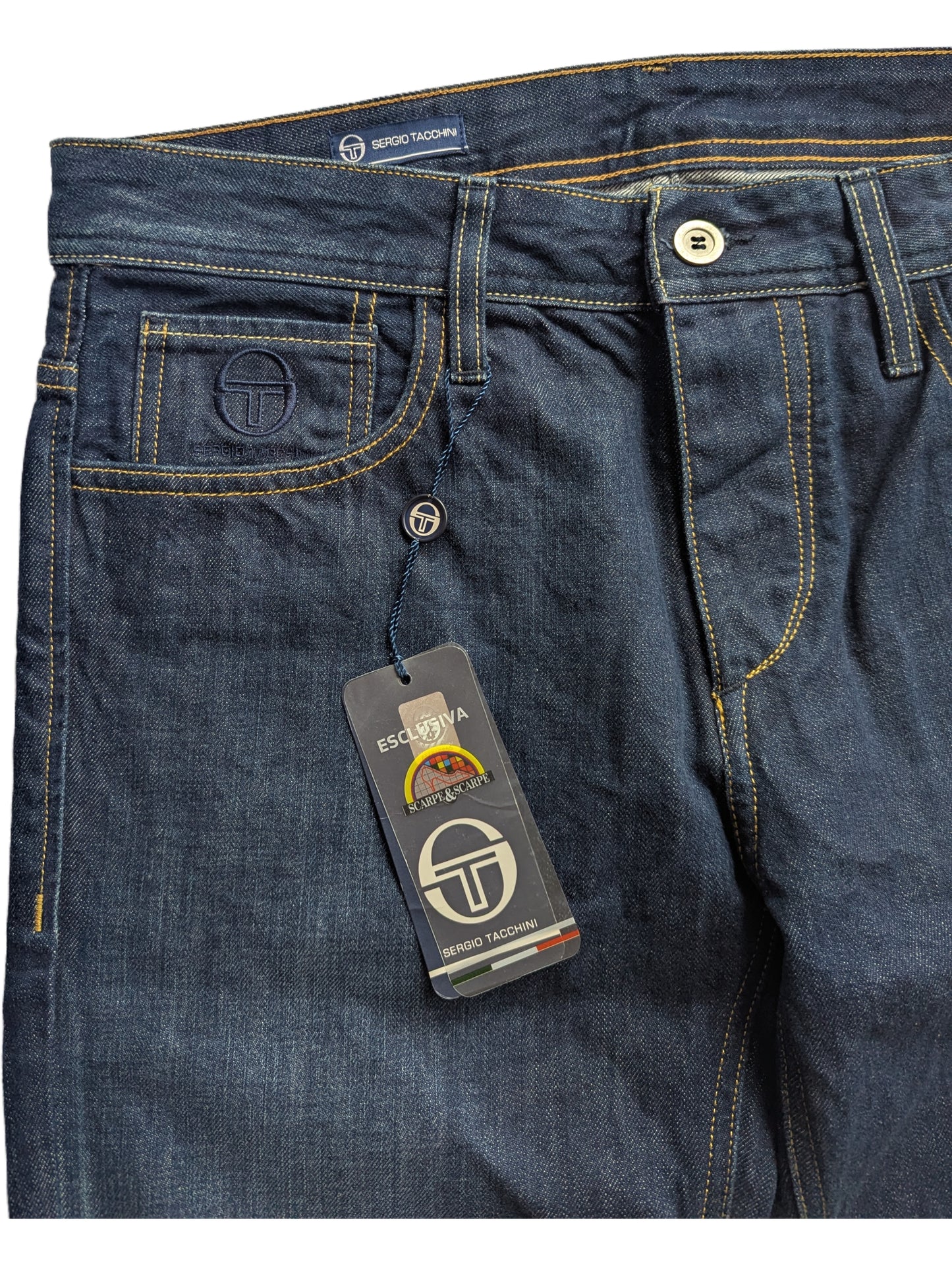 Herrenjeans von Sergio Tacchini Vorderseite Detailansicht Tasche mit gestickten Emblem,Bund,Etikett