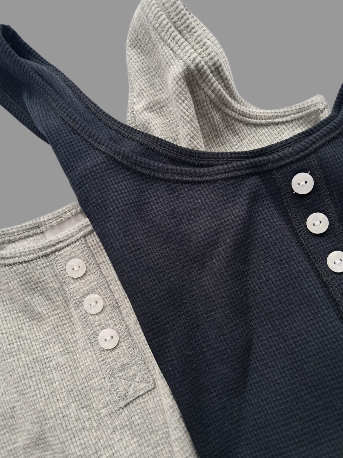 Bench Damen Top 2er Pack grau/schwarz Detailansicht Knopfleiste