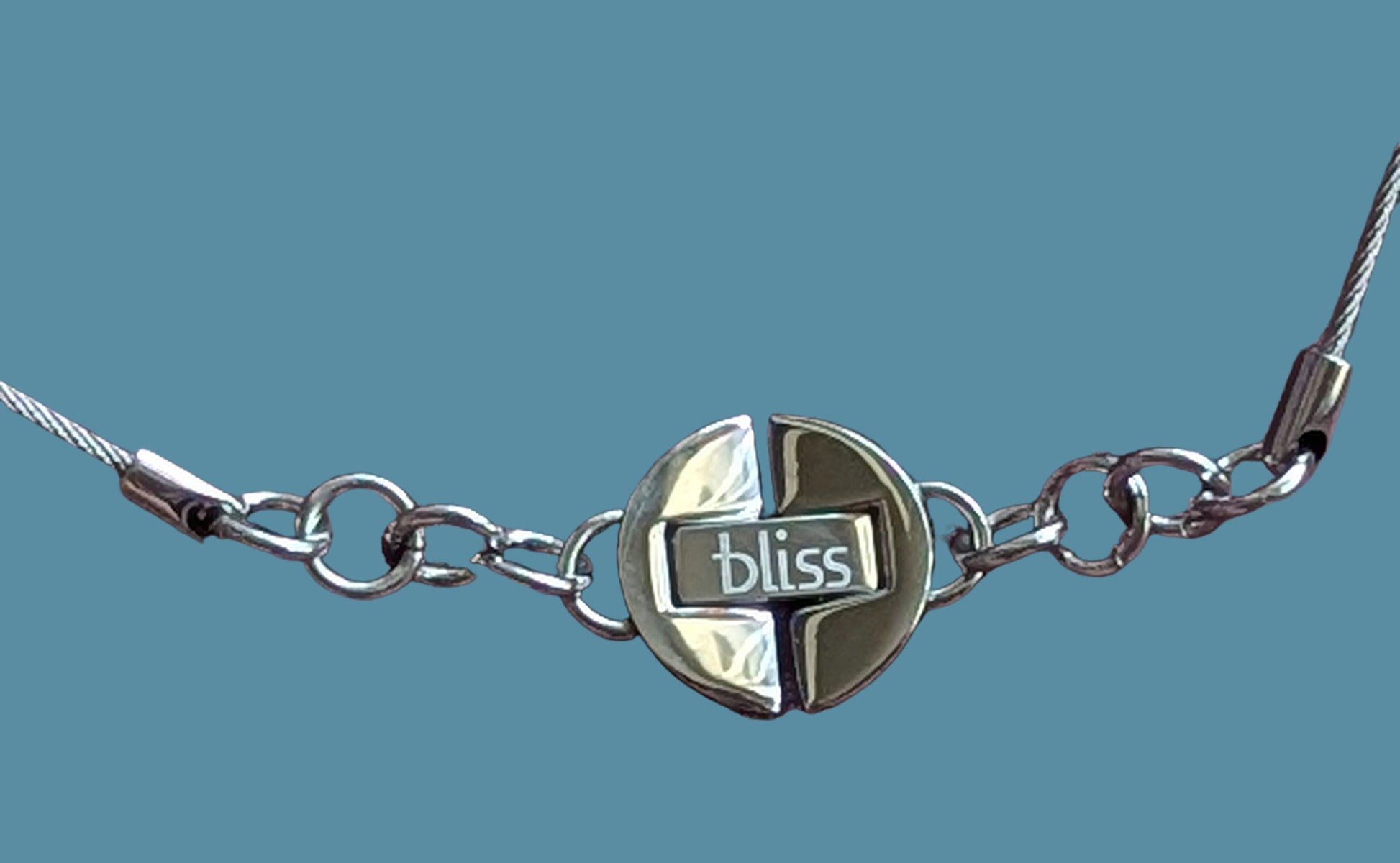 Bliss Damen Armband Edelstahl Kreise blau an Drahtseil Komplettansicht Verschluss mit Marken Schriftzug vergrößert