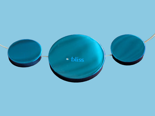 Bliss Damen Collier Edelstahl Kreise blau an Drahtseil 1 Diamant Detailansicht Kreise vergrößert