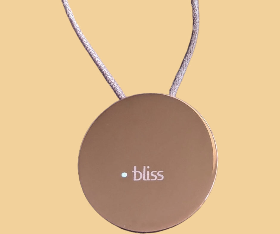 Bliss Damen Halskette brauner Edelstahl Kreis Anhänger an Kordel 1 Diamant Detailansicht Anhänger Vorderseite