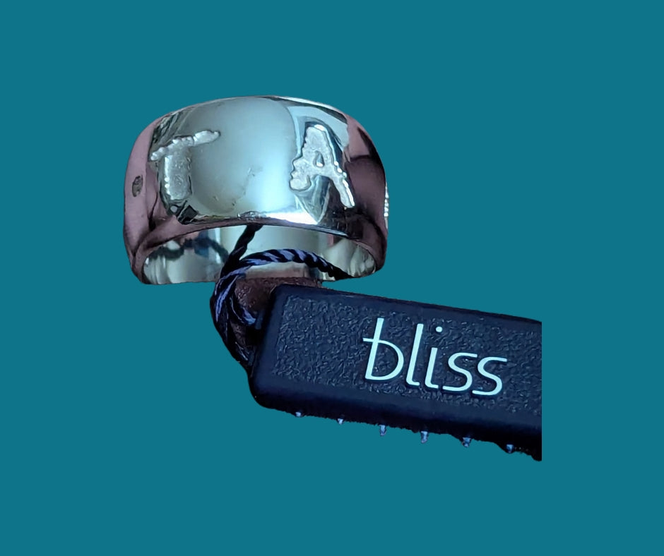 Bliss Unisex Ring Taogd+ Kollektion Teilansicht Gravur mit Markenetikett