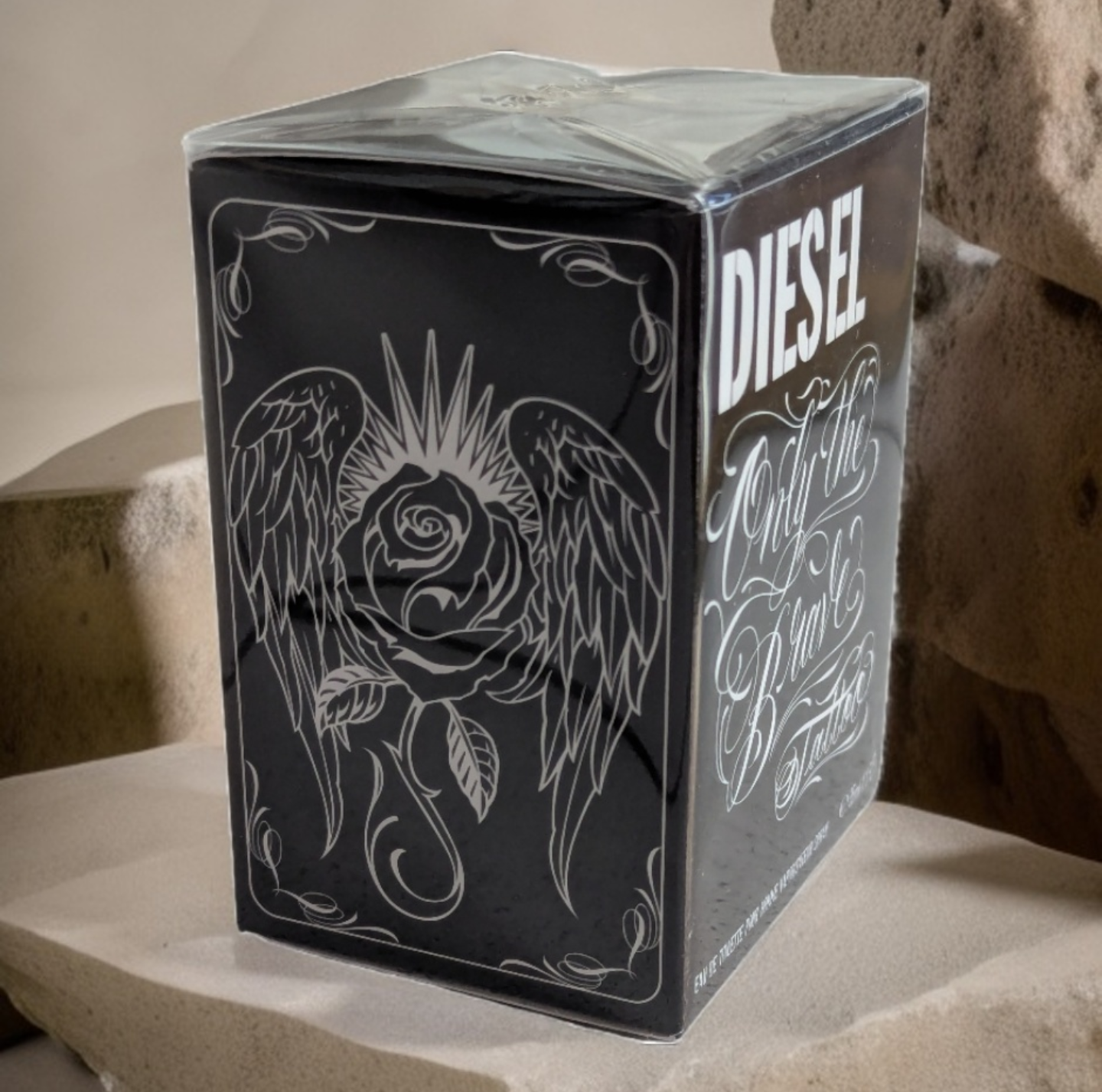 Diesel Only the Brave Tattoo Parfüm für Herren 35ml Verpackung Seitenansicht mit Steine im Hintergrund