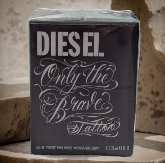 Diesel Only the Brave Tattoo Parfüm für Herren 35ml Vorderansicht Verpackung mit Steine im Hintergrund