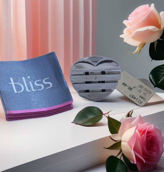 Bliss Damenring Edelstahl, Herz Form Frontansicht mit Rosen im Hintergrung