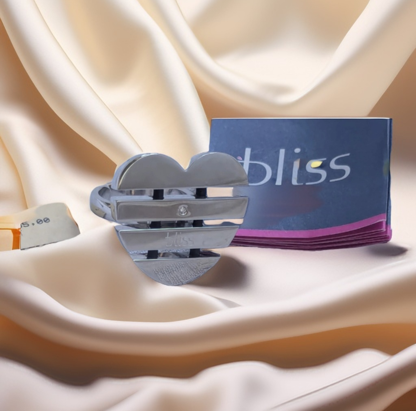 Bliss Damenring Edelstahl, Herz Form Frontansicht auf Stoffuntergrung