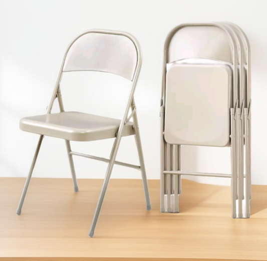 Grainger Klappstuhl 4er Set Stahlklappstuhl in Beige Komplettansicht stehend auf Holzboden