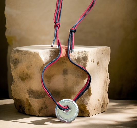 Bliss Unisex Halskette Anhänger Silber 925 an Kordel Vorderansicht mit Stein im Hinergrund