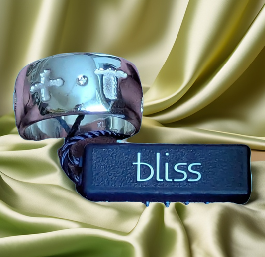 Bliss Unisex Ring Taogd+ Kollektion Ansicht mit Diamant und Markenetikett mit grünem Stoffhintergrund