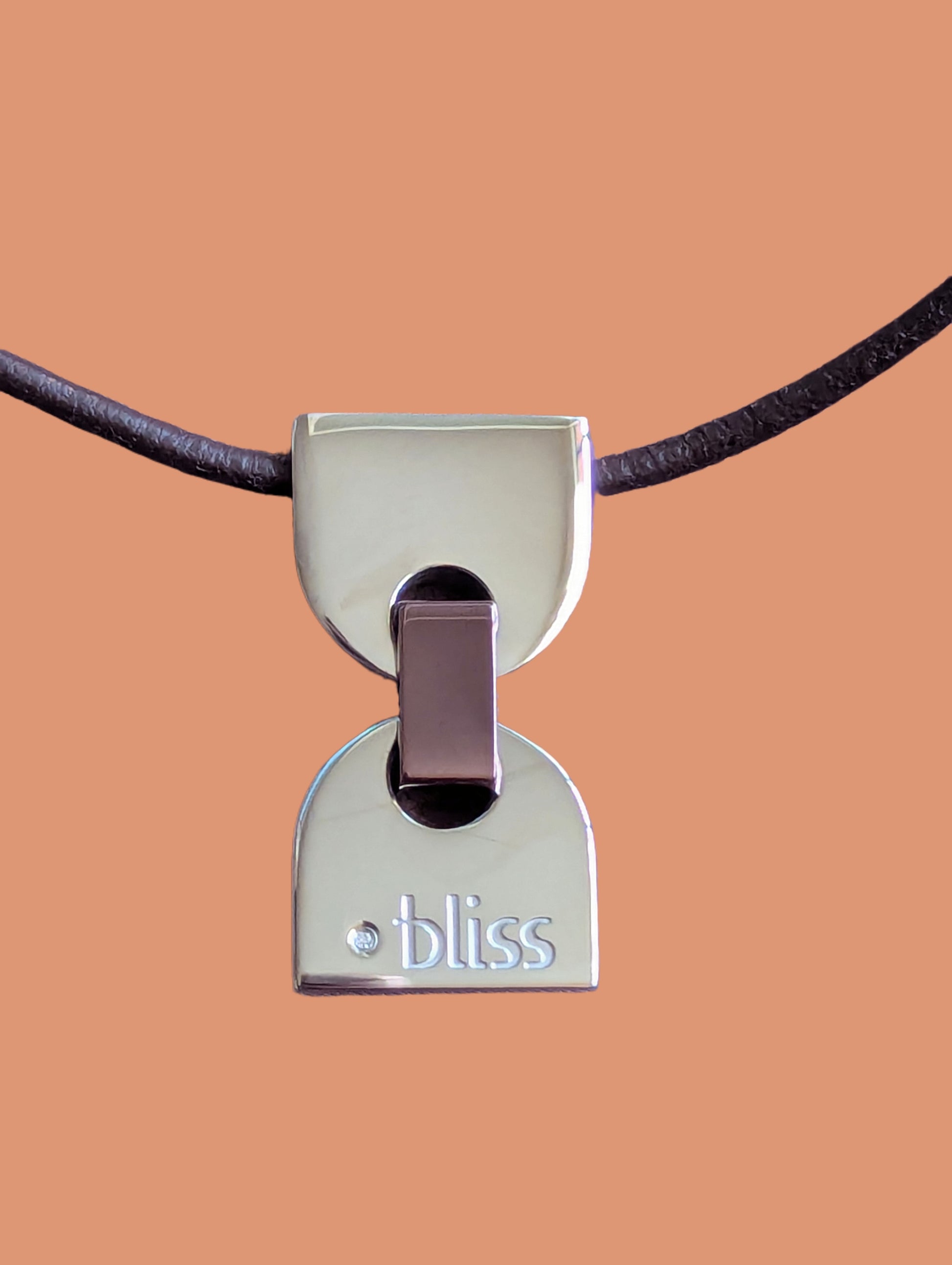 Bliss Unisex Halskette braune Kordel Detailansicht Anhänger