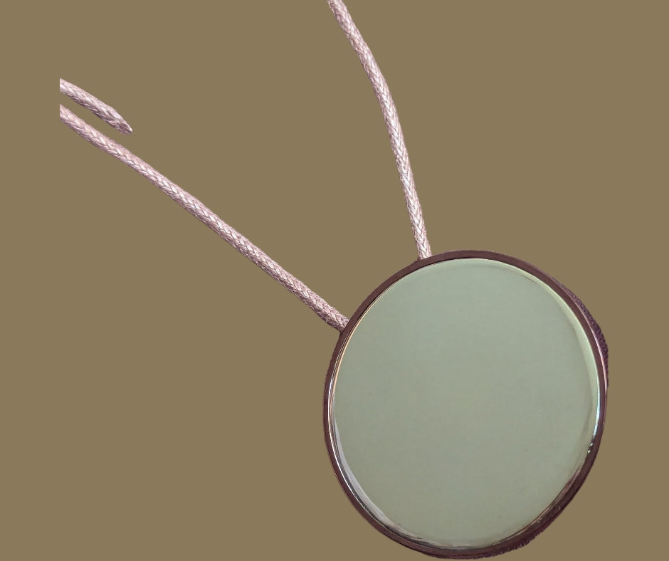 Bliss Damen Halskette brauner Edelstahl Kreis Anhänger an Kordel 1 Diamant Detailansicht Anhänger Rückseite