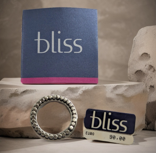 Bliss Herrenring Edelstahl Vorderansicht mit Etikett vor Stein Hintergrund