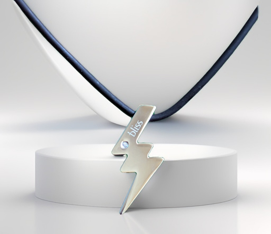 Bliss Halskette mit Edelstahl "Blitz" Anhänger 1 Diamant 0,01ctcm Detailansicht Anhänger vor weiße Podest