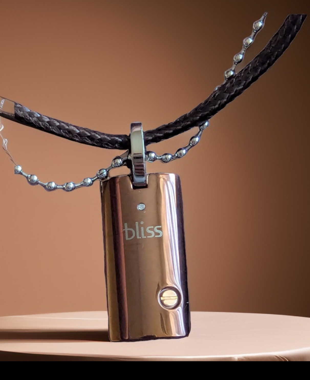 Bliss by Damiani Uomo Halskette Detailansicht Anhänger auf beigem Podest